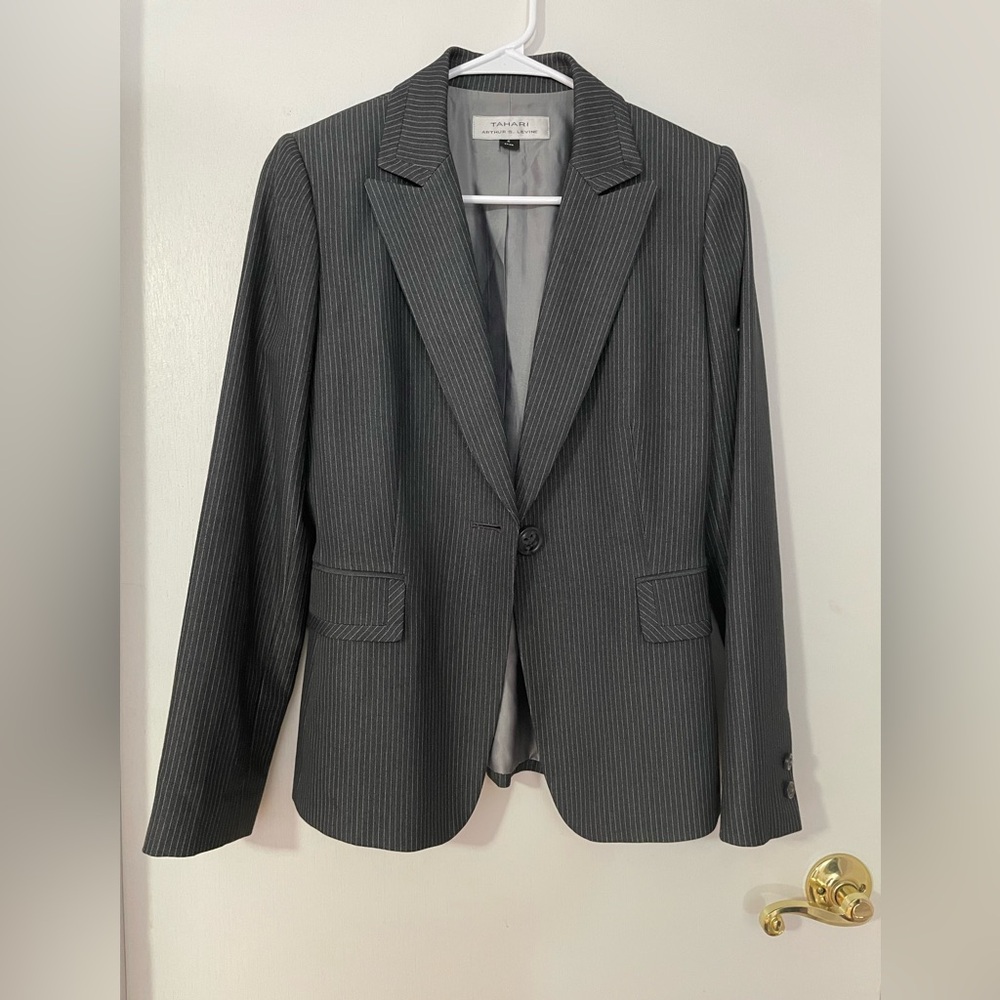 Tahari women blazer, size 4. Condition is greatt